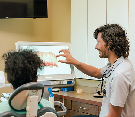 Gresham Advanced Dentistry – Digital Dentistry Technology Dentist reviewing digital intraoral images with a patient at Gresham Advanced Dentistry in Gresham, Oregon