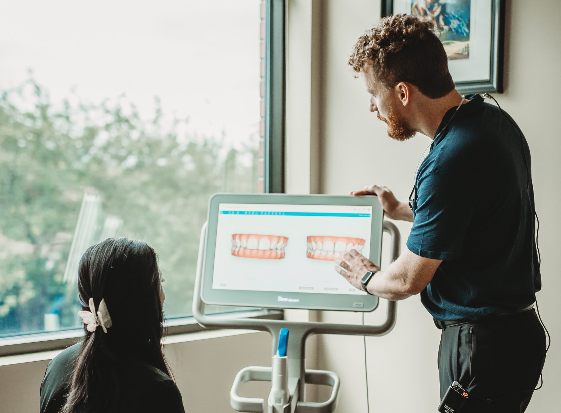 gad-awb-digital-smile-scan Dentist showing a patient a digital scan of her teeth on a chairside screen